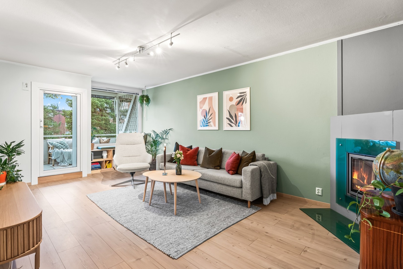 Velkommen til en lys og pen 3-roms toppleilighet med gjennomgående planløsning. Leiligheten ligger sentralt plassert med umiddelbar nærhet til Østmarka. Galleribilde