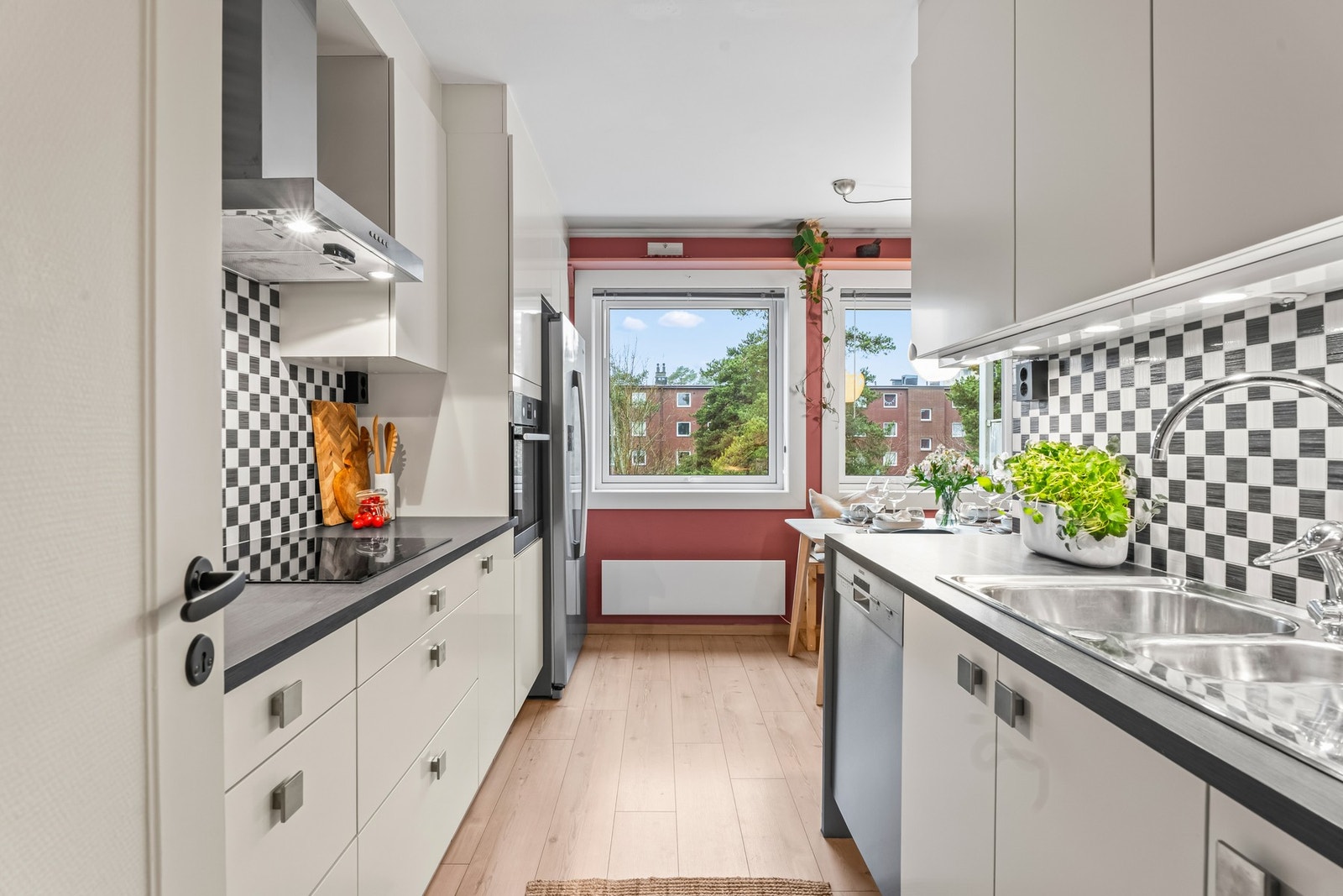 Innredningen har glatte fronter, laminert benkeplate, dobbel oppvaskkum av stål og det er opplegg for oppvaskmaskin. Galleribilde