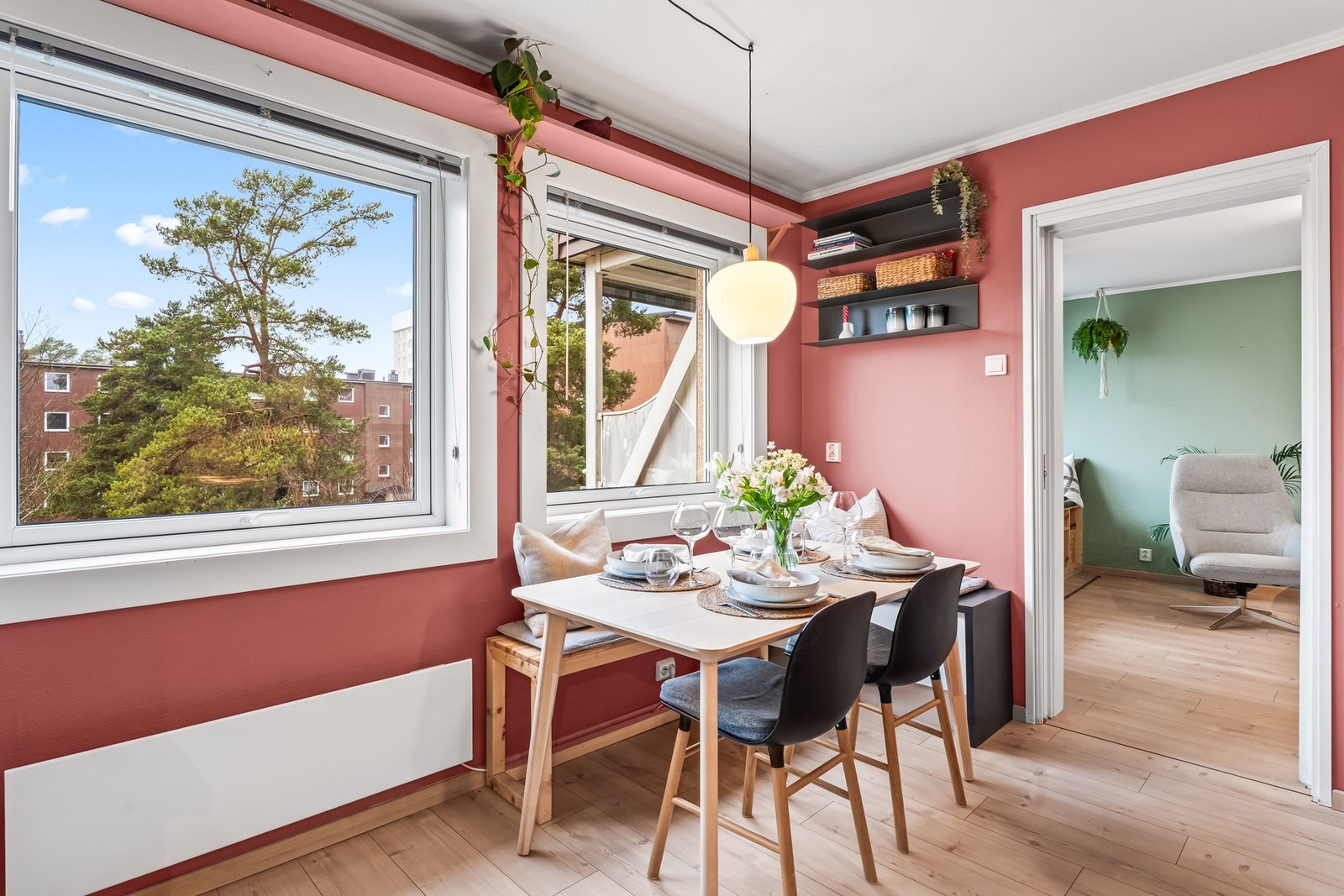 Kjøkkenet er av svært god størrelse med god plass til spisebord. Galleribilde