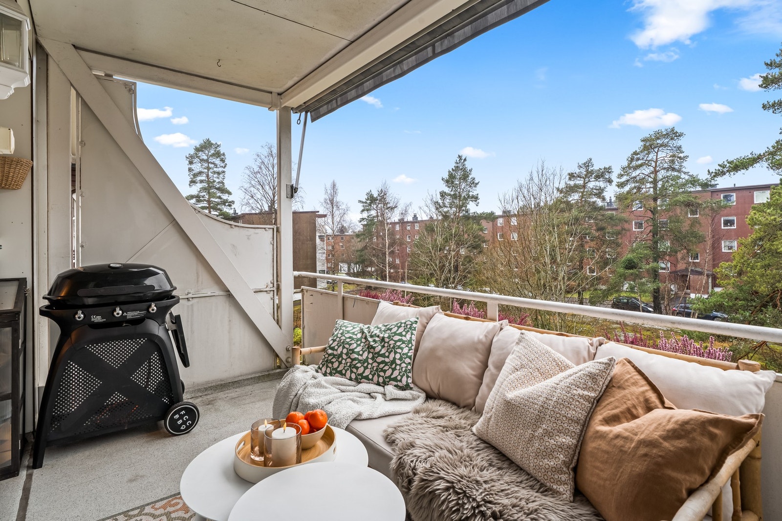 Fra stuen er det utgang til en solrik, vestvendt balkong på ca. 8 kvm. Det er montert en nyere markise i overbygget for solskjerming. Galleribilde