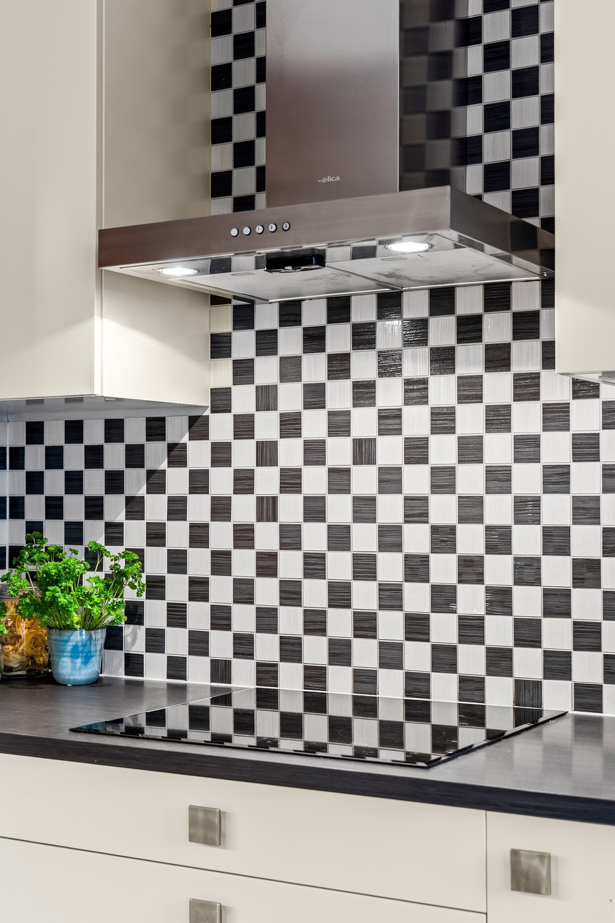 Det er montert ventilator med kullfilter over kokesonen, samt komfyrvakt. Galleribilde