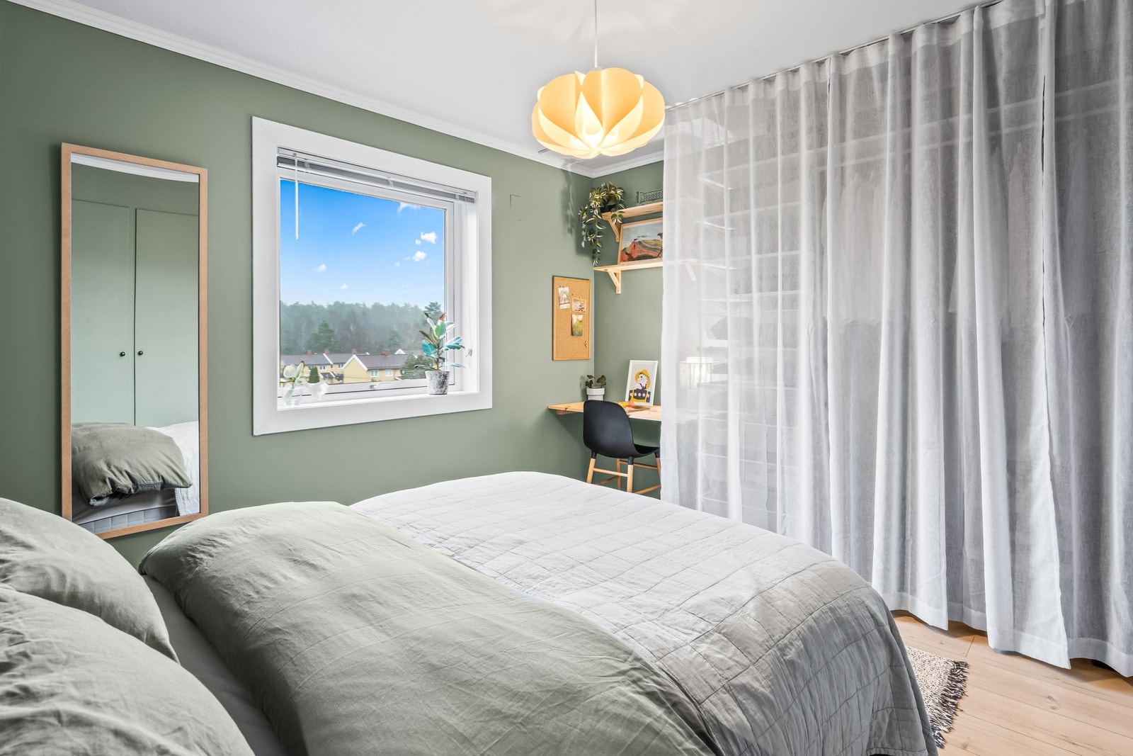 I hjørnet er det en smart kontorløsning. Gardinen gir mulighet for å skjule den åpne garderobeløsningen. Galleribilde