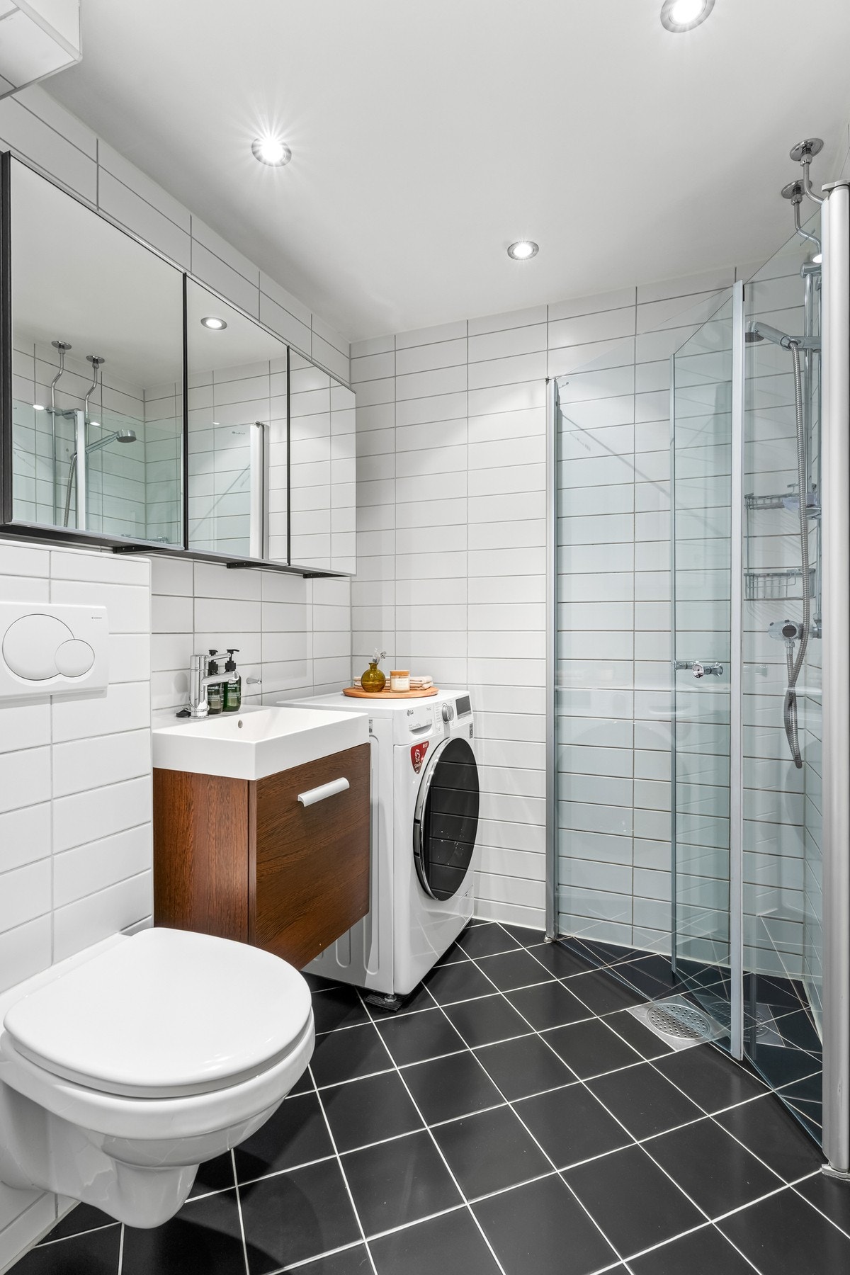 Badet ble rehabilitert i regi av borettslaget i 2008. Rommet har varmekabler, dusjhjørne med innfellbare glassdører og det er opplegg for vaskemaskin. Galleribilde