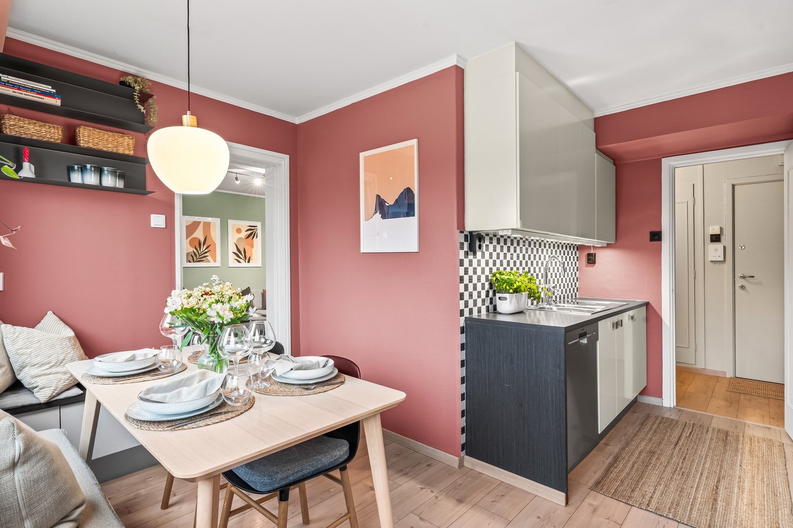 Kjøkkenet har adkomst både til stue og entrè. Galleribilde