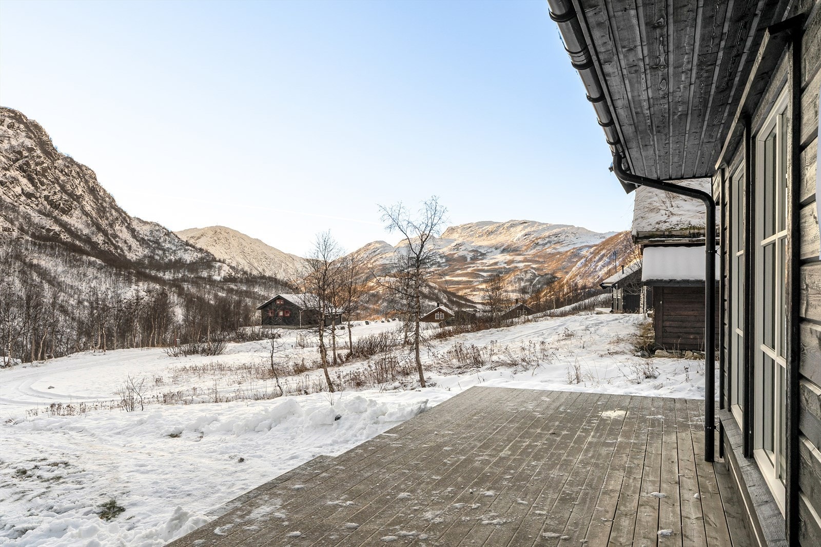 Utsikt nedover Valldal. Flotte fjell og vidstrakte turmuligheter både sommer og vinter. Galleribilde