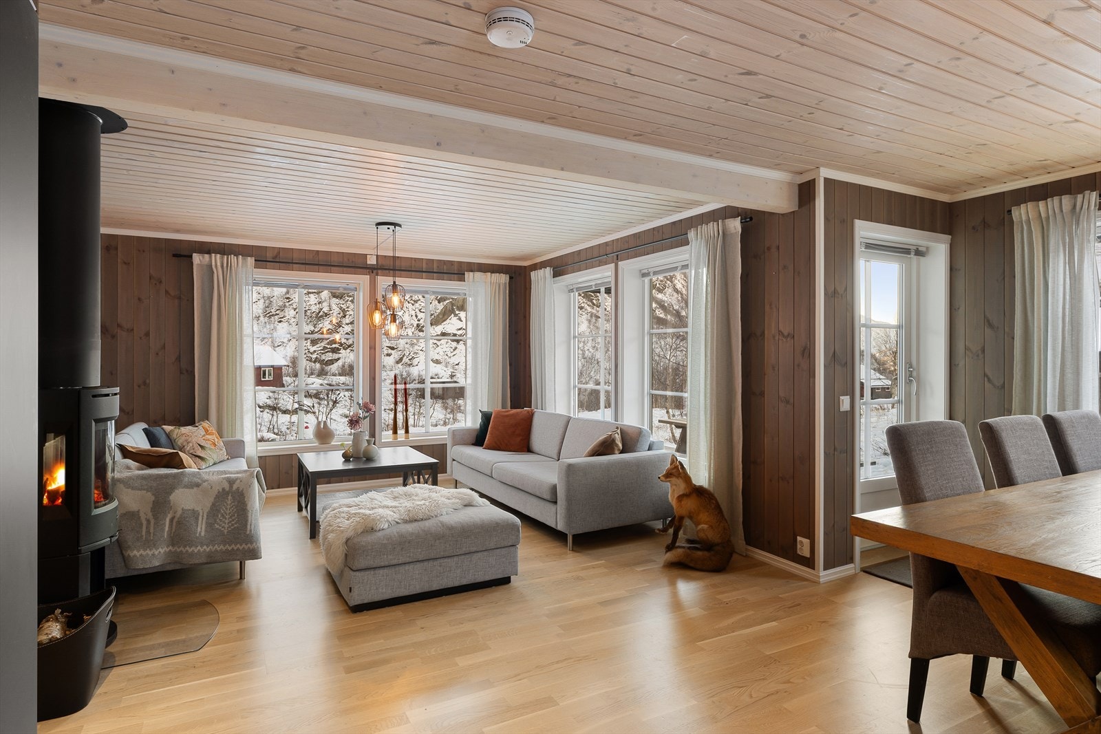 Fra stuen/kjøkkenet er det utgang til terrasse Galleribilde