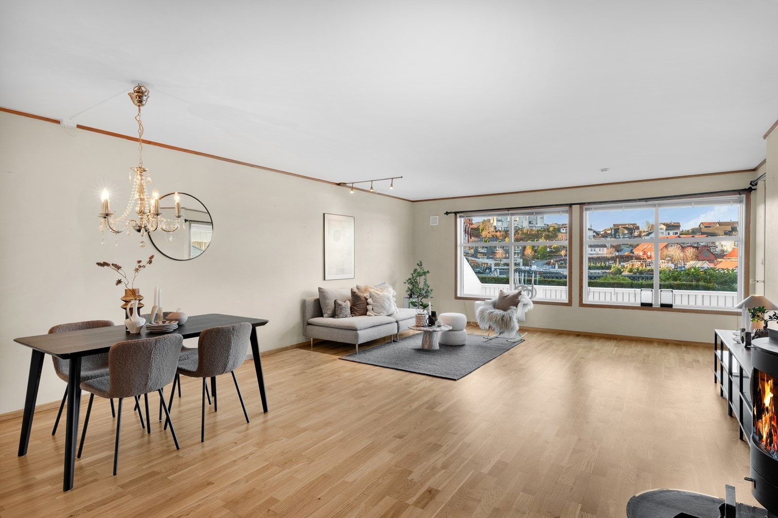 Stue - plass til stort spisebord Galleribilde