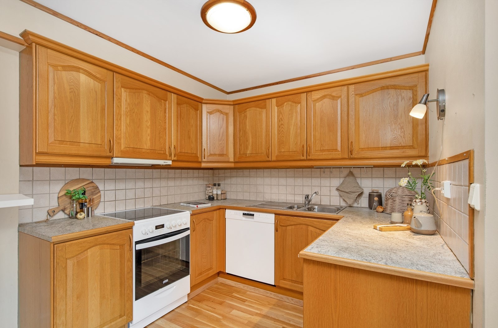 Kjøkken - praktisk innredet med god benk- og skapplass Galleribilde