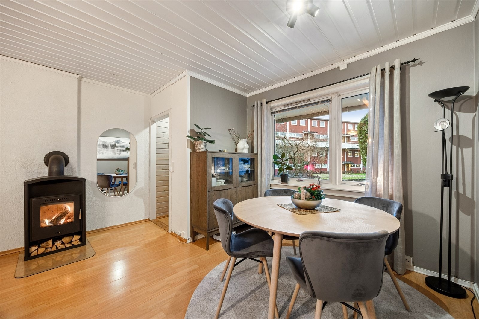 Som et stemningsfullt midtpunkt gir vedovnen ekstra varme og hygge, og gjør stuen til det naturlige og behagelige samlingspunktet i leiligheten. Galleribilde