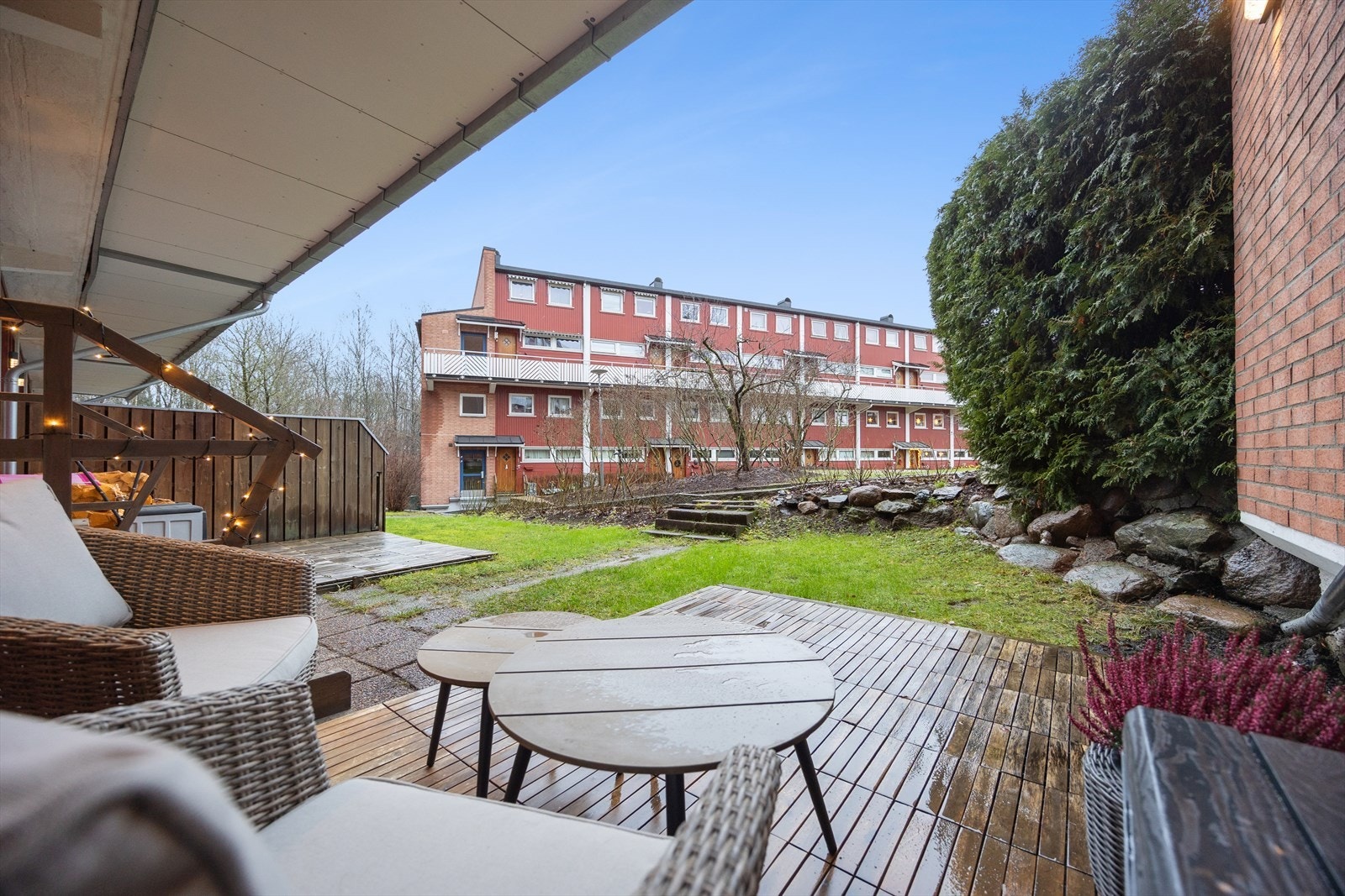 Ved inngangspartiet finner du en stor og hyggelig markterrasse på 8m². Galleribilde