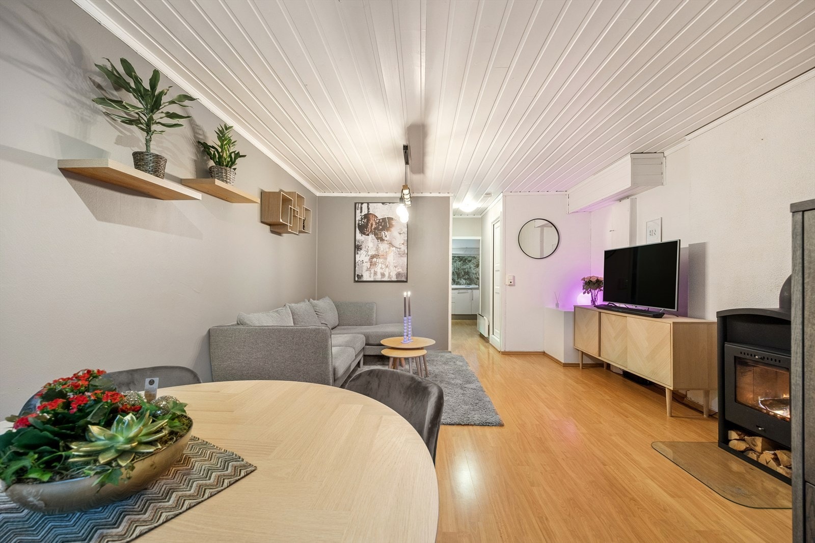 Lys og trivelig stue med tidsriktige overflater og rikelig med plass. Galleribilde