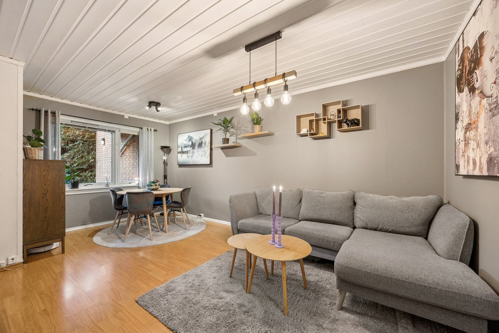 De store vindusflatene sikrer et godt lysinnslipp. Galleribilde