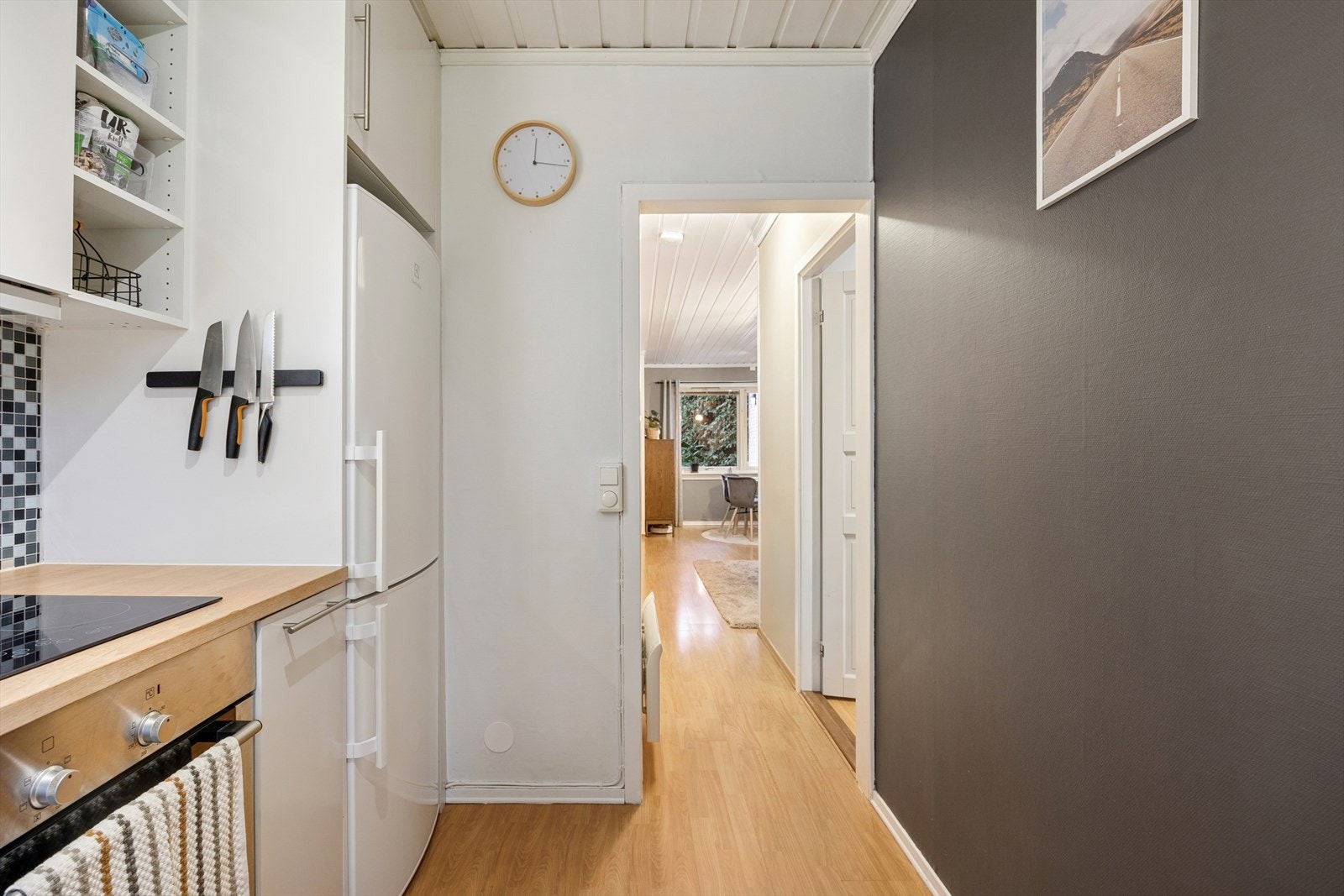 I tillegg er kjøkkenet utstyrt med komfyr, har plass til vaskemaskin, og har kjøkkenventilator med avtrekk ut. Galleribilde