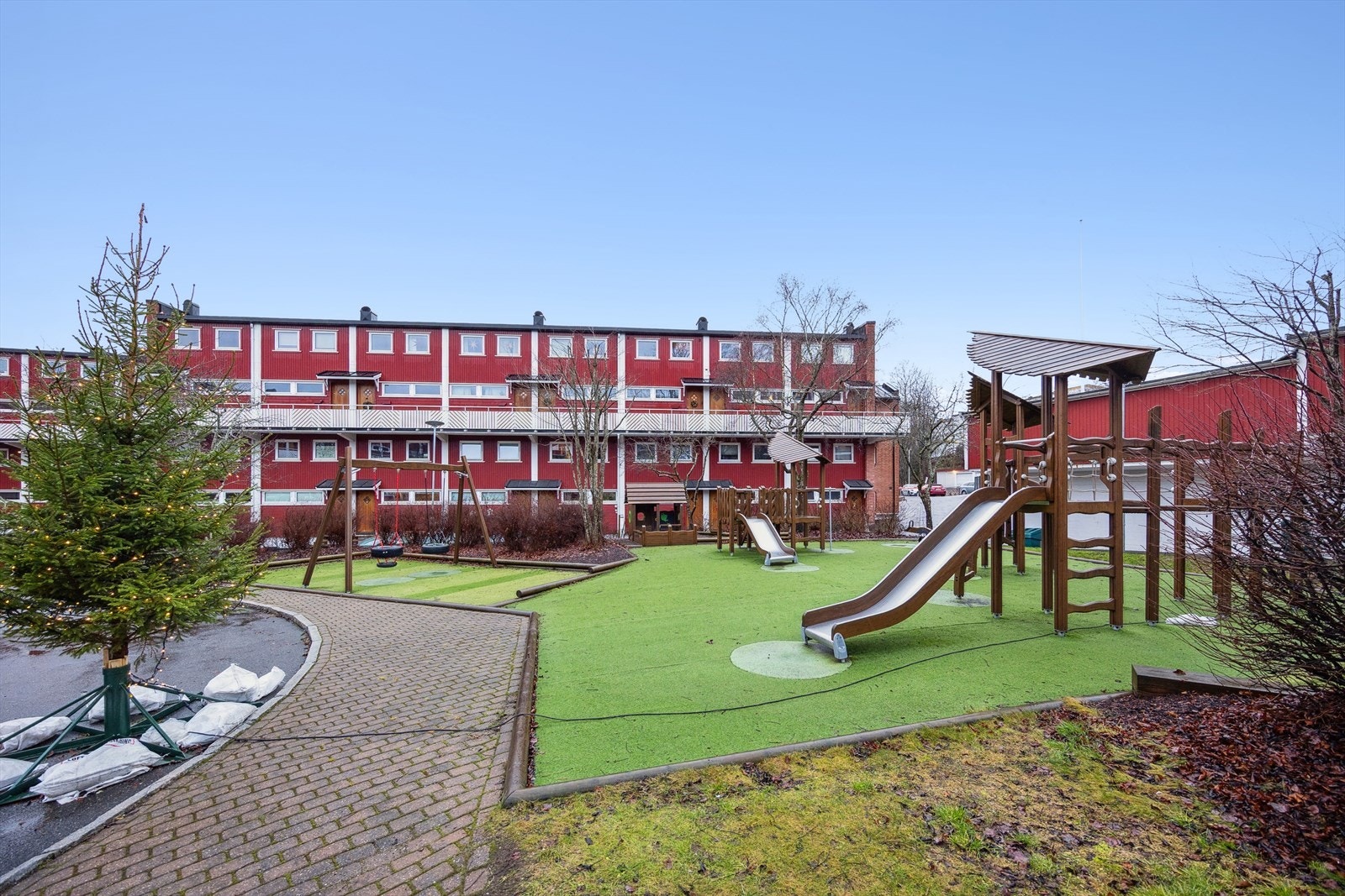 Lekeplass i umiddelbar nærhet. Galleribilde