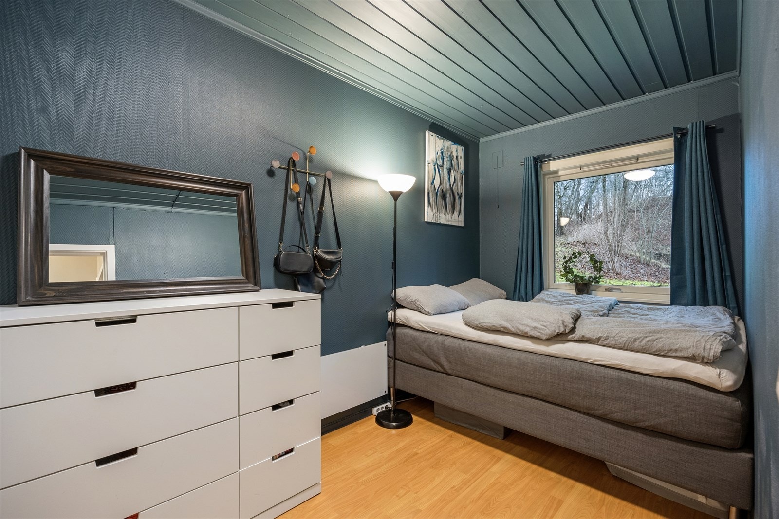 Leiligheten har ett soverom av god størrelse, med plass til dobbeltseng og tilhørende møblement. Galleribilde