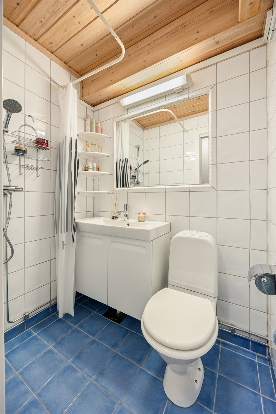 For ekstra komfort er det varmekabler i gulvet, hvor termostaten ble byttet i 2020. Galleribilde