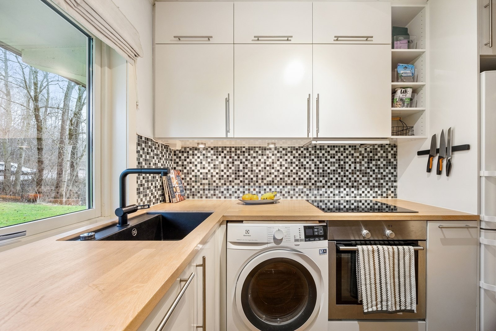 Kjøkkenet har hatt flere nylige oppgraderinger av sentrale komponenter, da platetoppen ble byttet i 2025, oppvaskmaskin er fra 2023, og benkeplate + oppvaskkum er byttet i 2020. Galleribilde