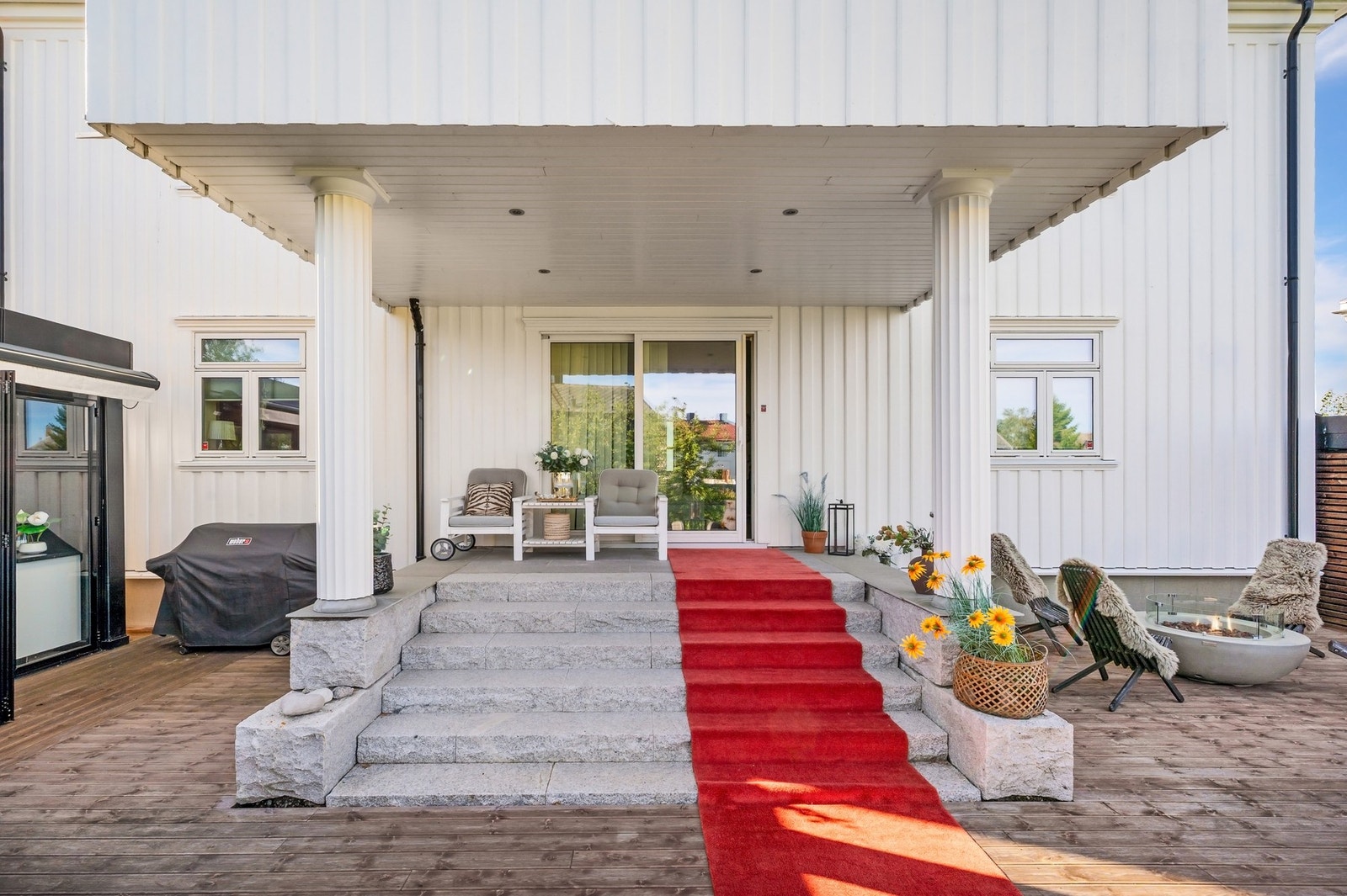 Terassen har en innbydende trappoppgang i flotte detaljer. Galleribilde