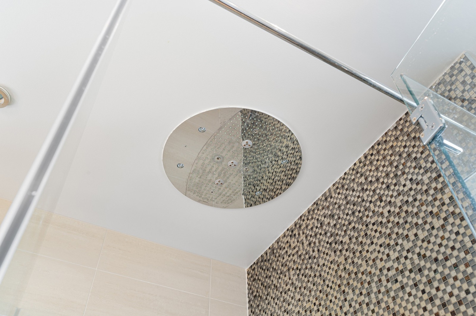 Stilig regndusj i fine detaljer. Galleribilde