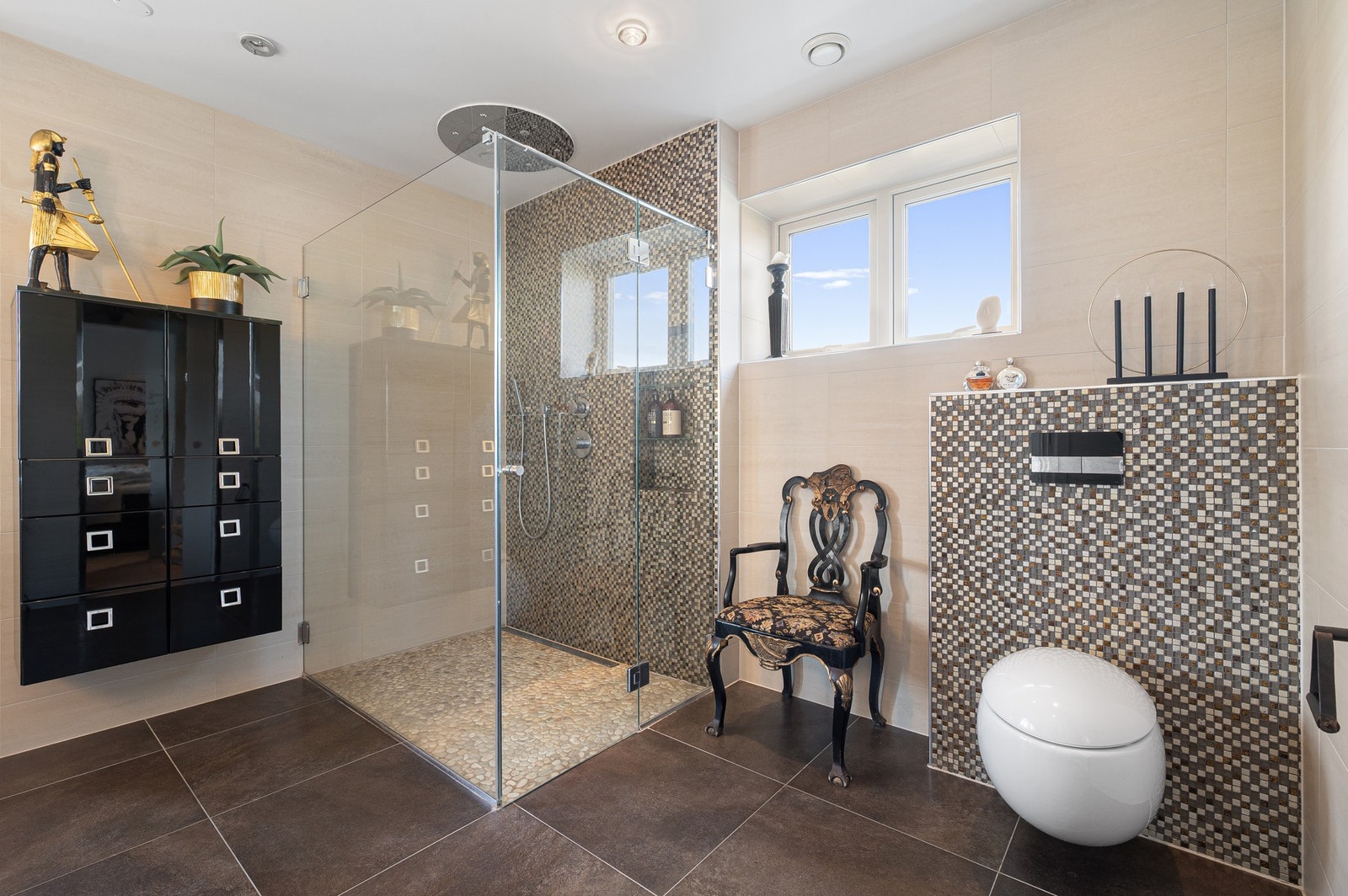 Baderomsinnredning består blant annet av dobbel servant med underskap og speil, toalett og dusj. Galleribilde