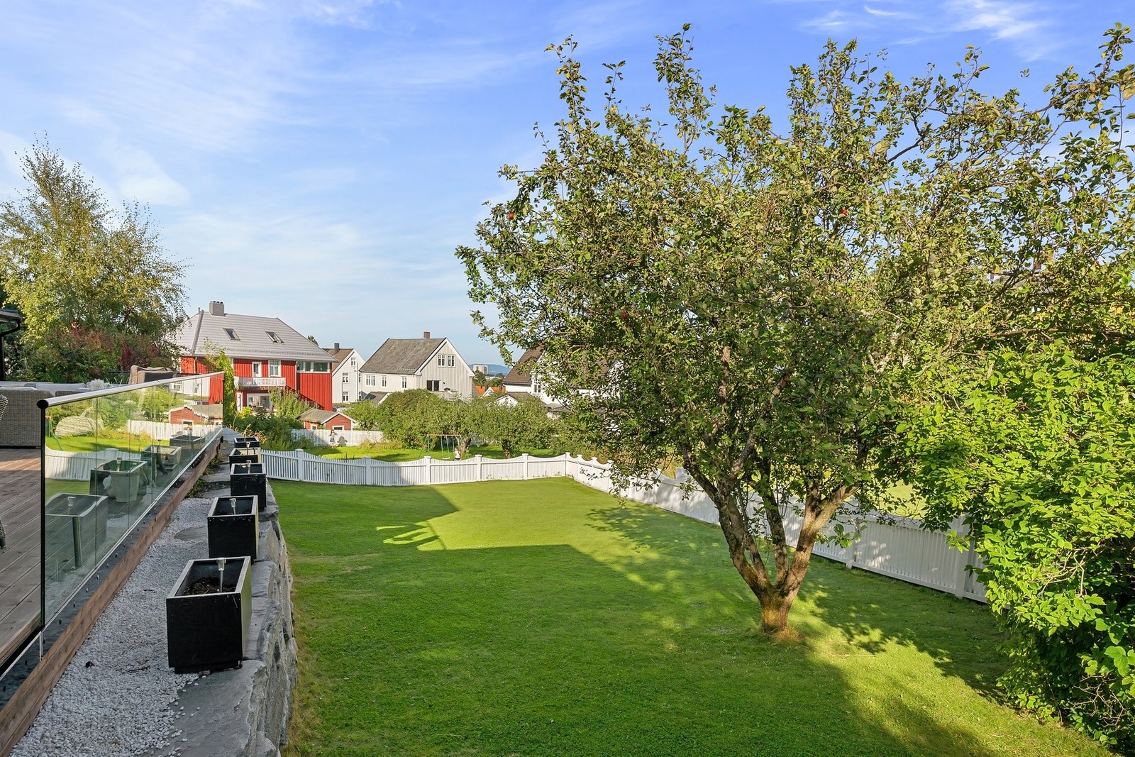 Eiendommen byr på et stort uteområde, vakker natursteinmur og en solrik terrasse. Galleribilde