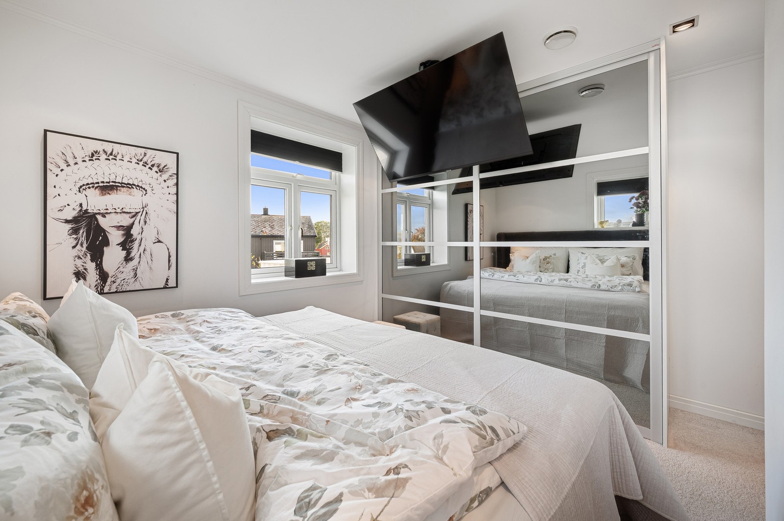 Soverommet har plass til en stor seng og praktisk garderobeløsning. Galleribilde