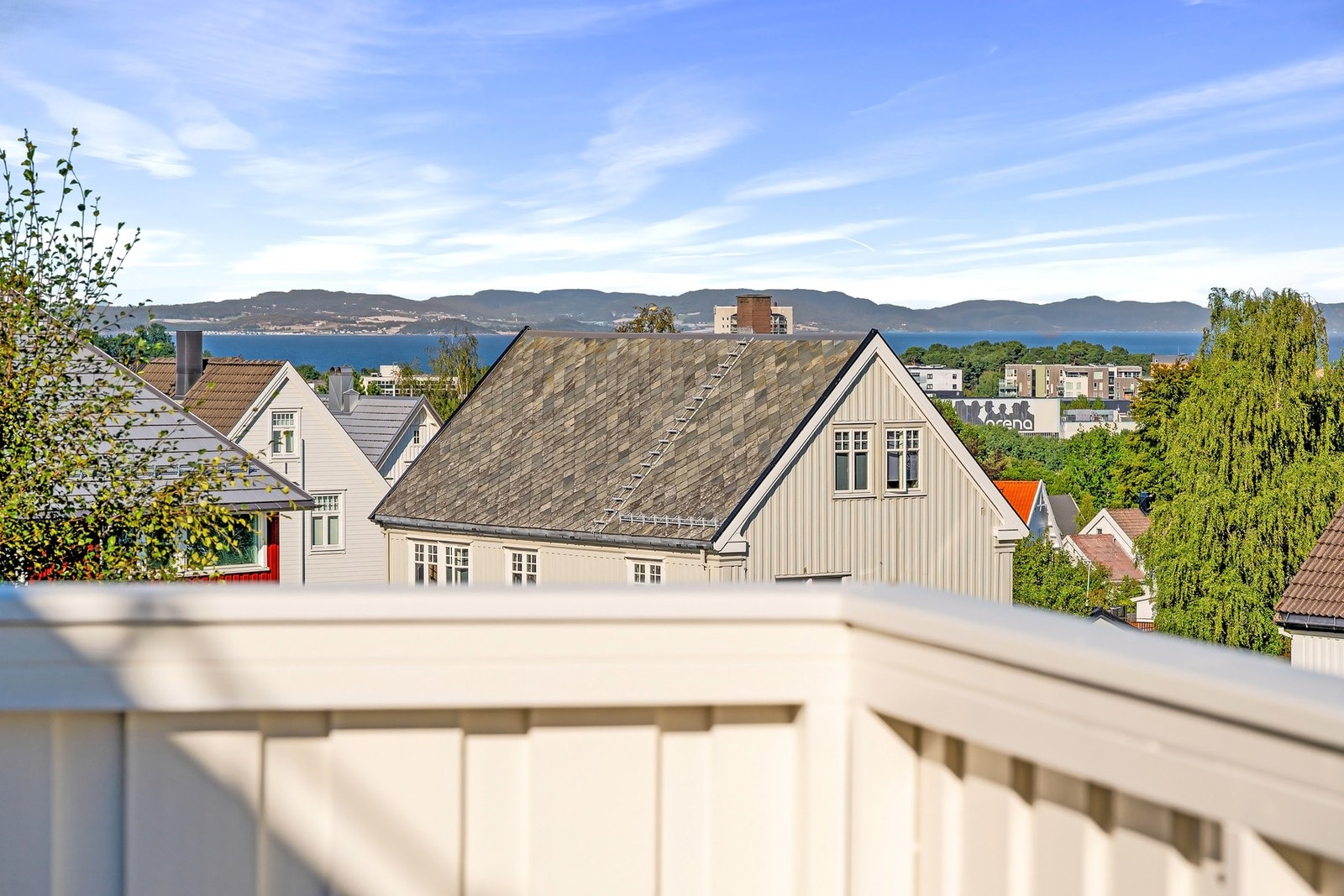 Fra balkongen får du en vakker utsikt mot Trondheimsfjorden. Galleribilde