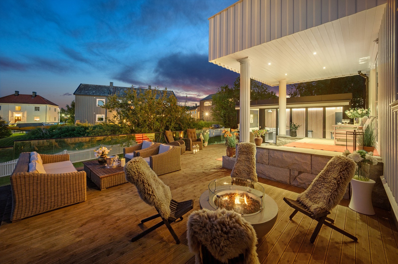 Elegant uteområde med gjennomført belysning og flotte materialvalg. Galleribilde