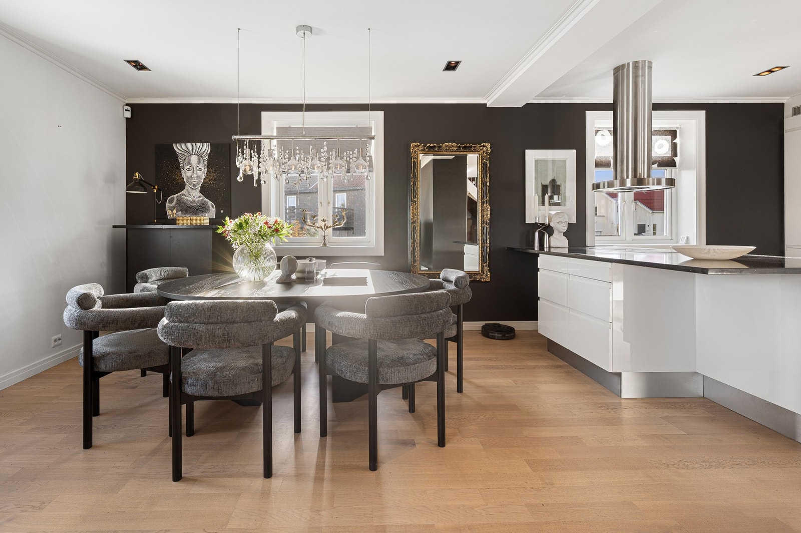 God plass til stor og trivelig spisegruppe ved kjøkkensone. Galleribilde