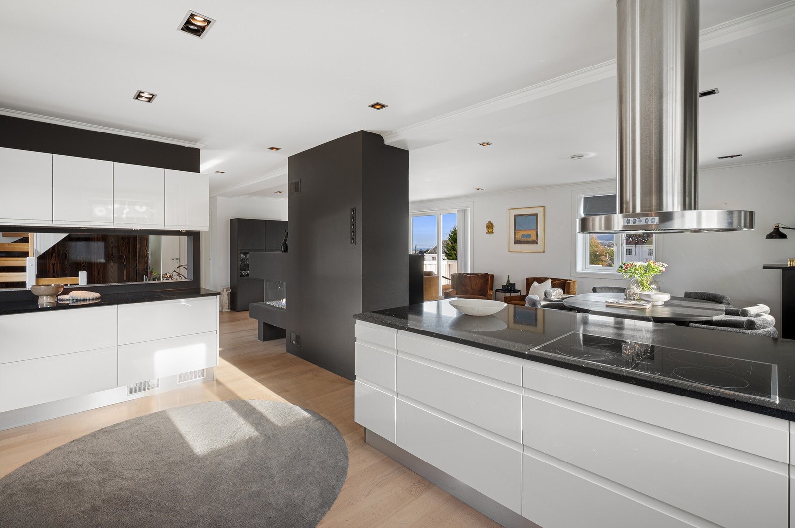 Kjøkkenøya bidrar til å åpne opp rommet og skaper en behagelig flyt mellom kjøkken, spiseplass og stue. Galleribilde