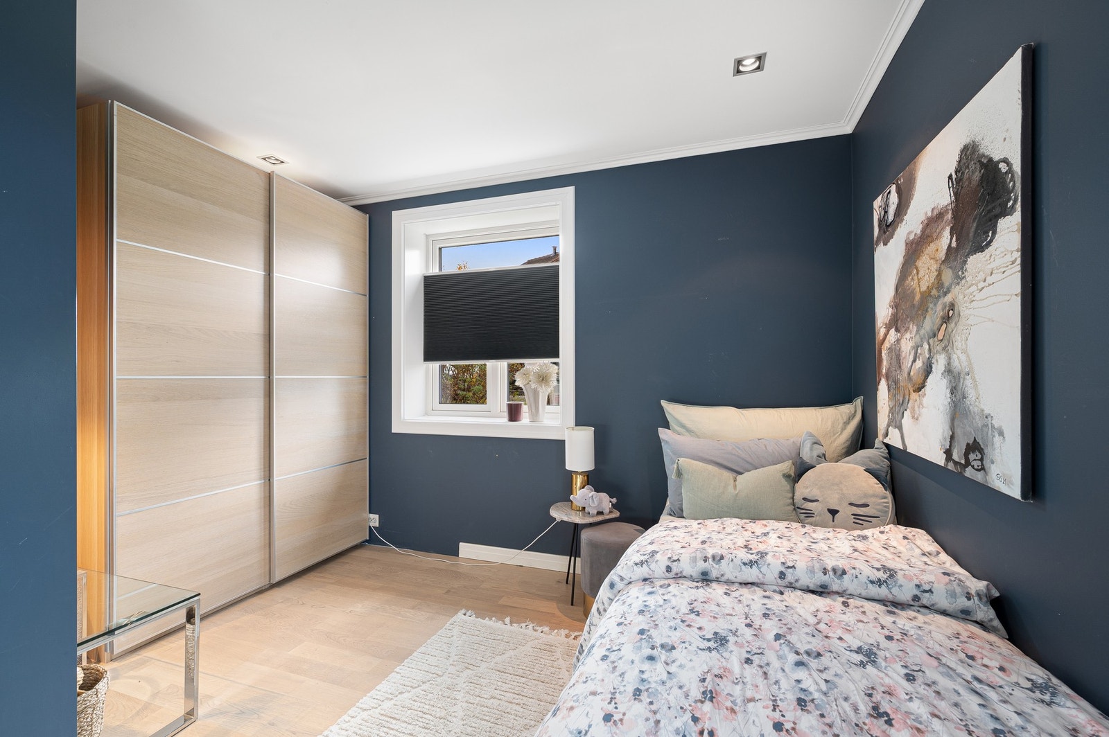 Soverommet har god plass til seng, nattbord og garderobeløsning. Galleribilde