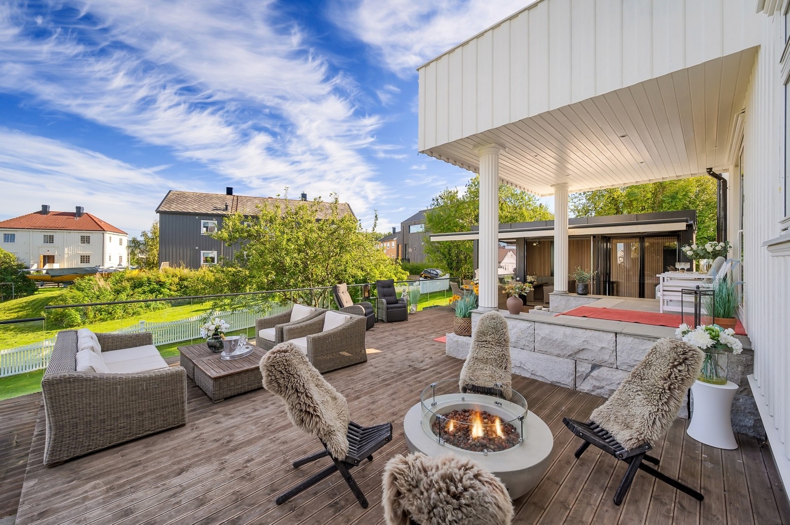 Fantastisk uteområde som er ypperlig ved store sosiale sammenkomster. Galleribilde