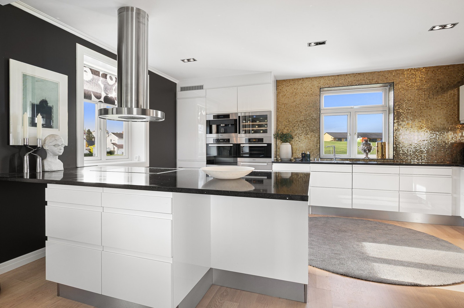 Her får du et moderne kjøkken fra 2012 med god skap- og benkeplass. Galleribilde