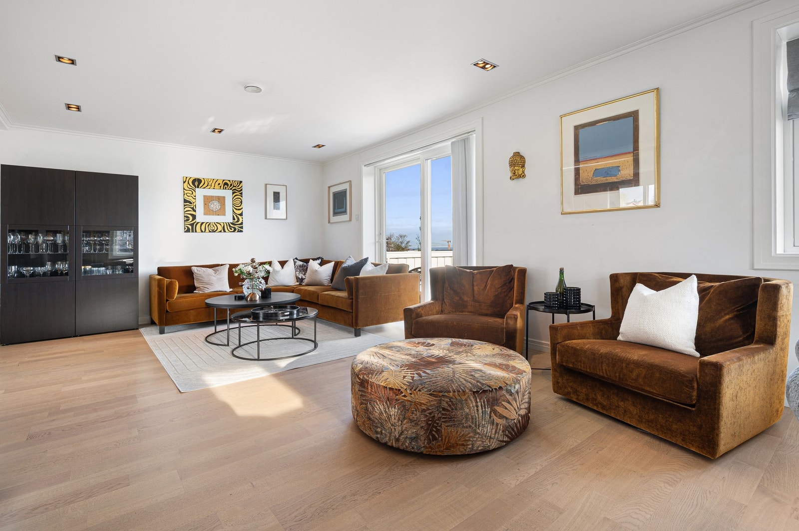 Lys og romslig stue med vinduer som slipper inn rikelig med naturlig lys. Galleribilde