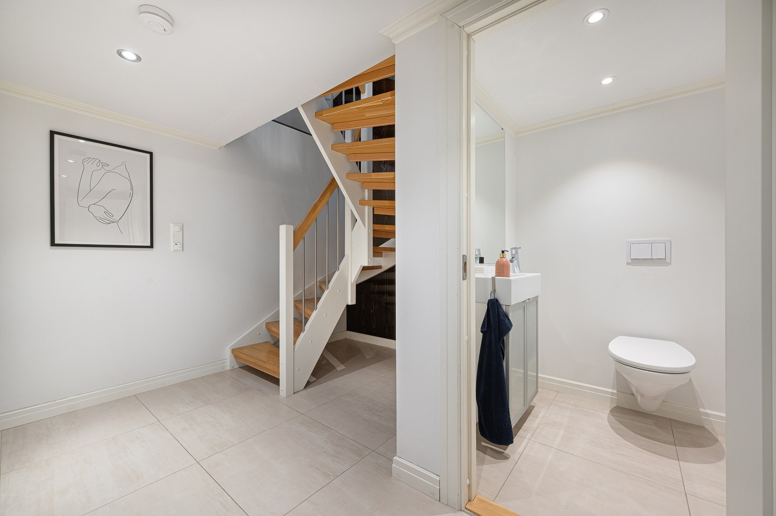 Kjelleretasjen består av stort trimrom, bod, vaskerom og toalettrom. Galleribilde