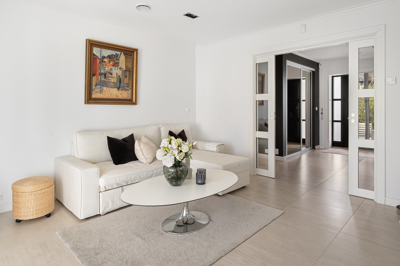 Ekstra stue i 1.etasje som kan avgrenses fra hallen med elegante skyvedører. Galleribilde