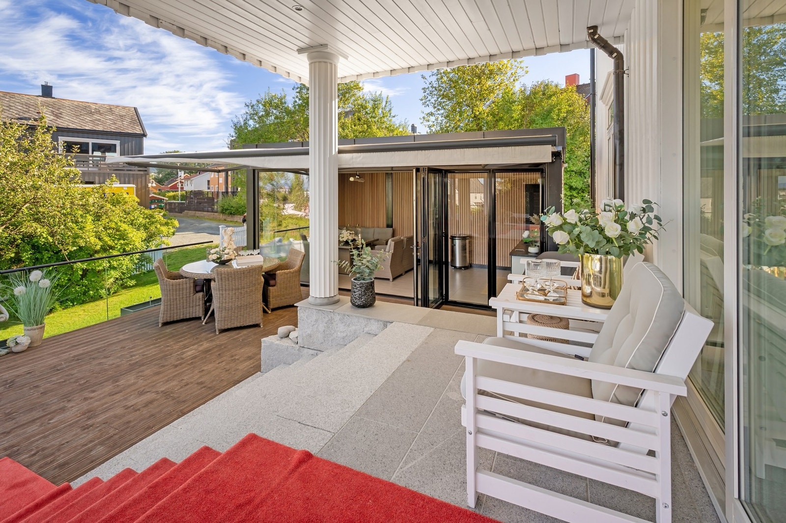 Et nydelig uteområde som byr på en harmonisk blanding av solrike terrasser, hyggelige sitteplasser og en flott vinterhage. Galleribilde