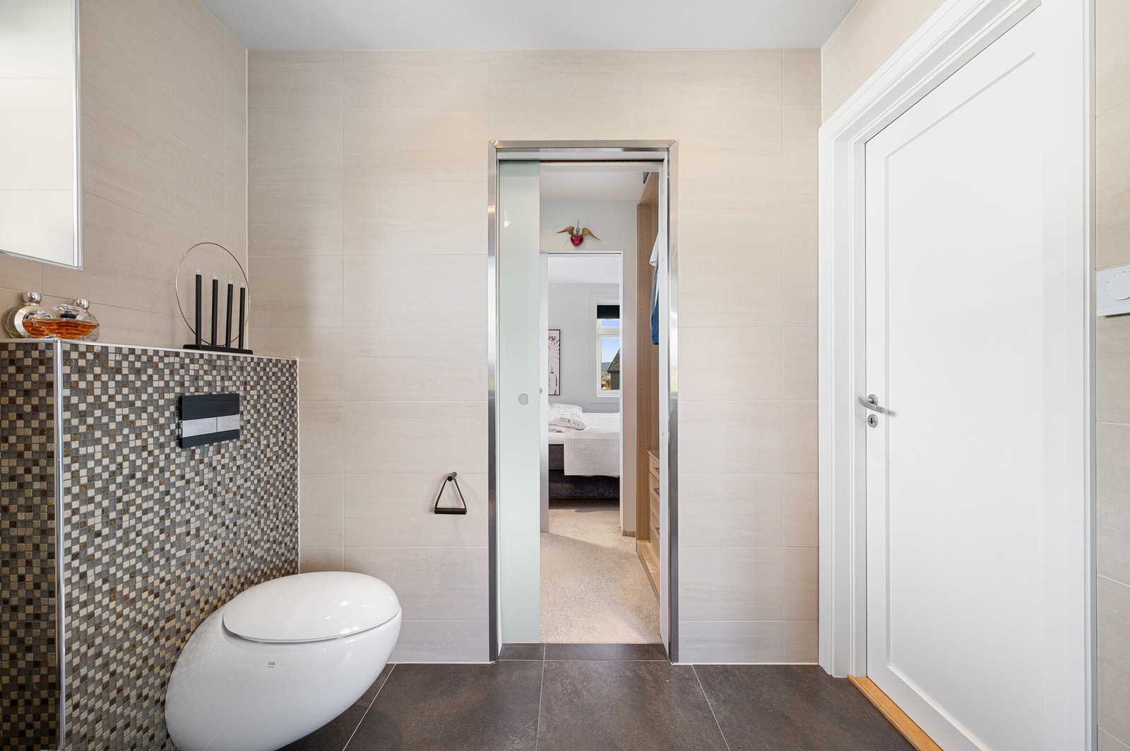 Baderommet har direkte tilknytning til walk-in garderobe og soverom. Galleribilde