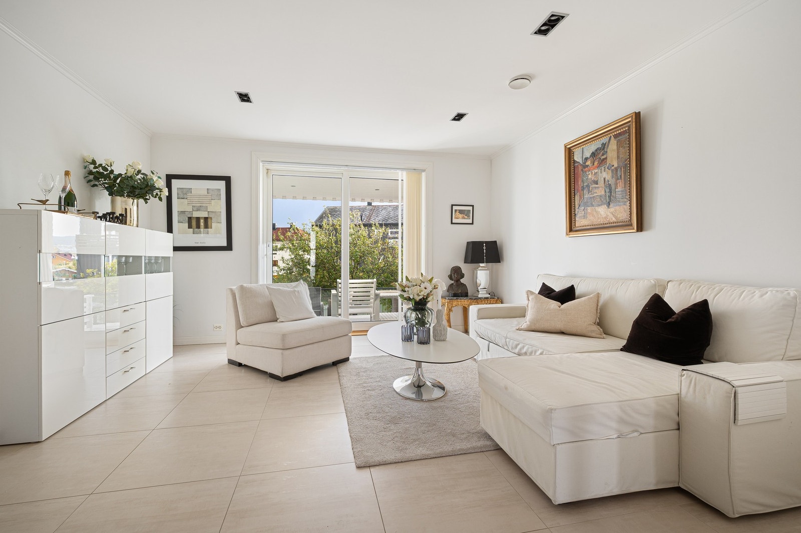 Fra stuen har du direkte utgang til et fantastisk hageområde. Galleribilde