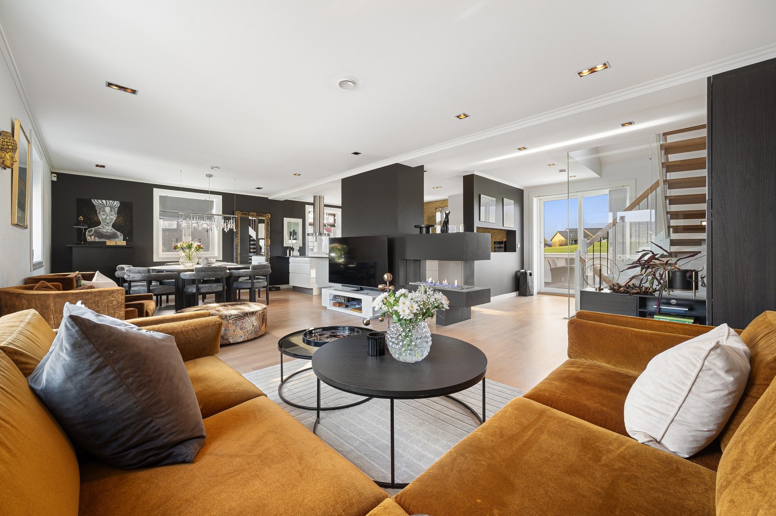 Naturlig skille mellom kjøkken og stue, noe som gir flere sosiale soner i etasjen. Galleribilde