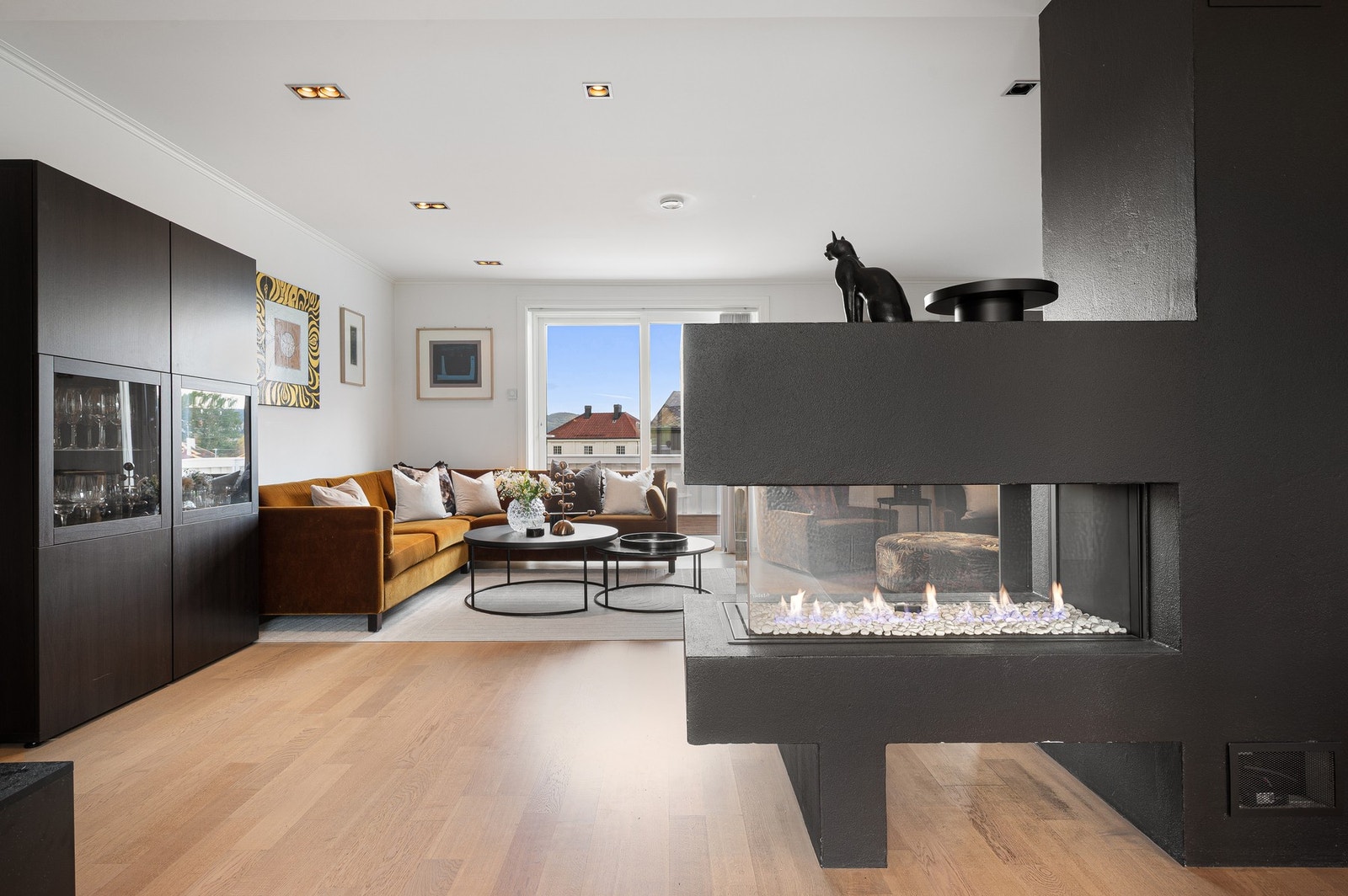 Boligen har en elektrisk peis som skaper en hyggelig atmosfære. Galleribilde
