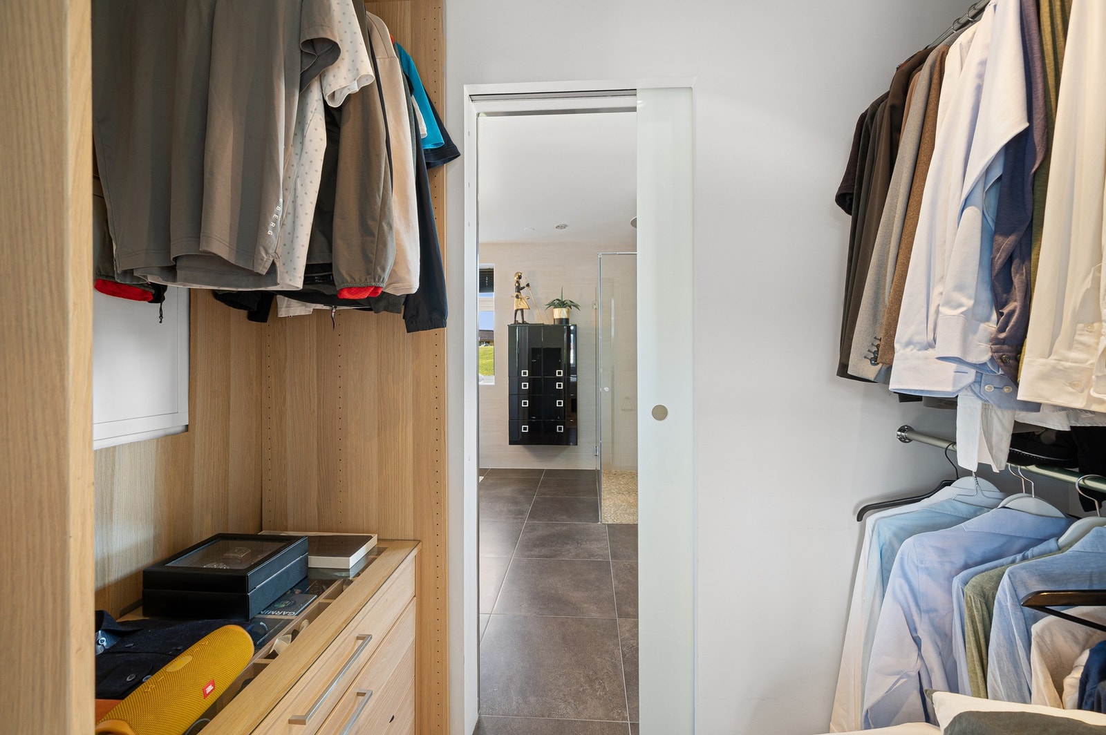 Praktisk garderobeløsning som knytter sammen soverommet og badet på en god måte. Galleribilde