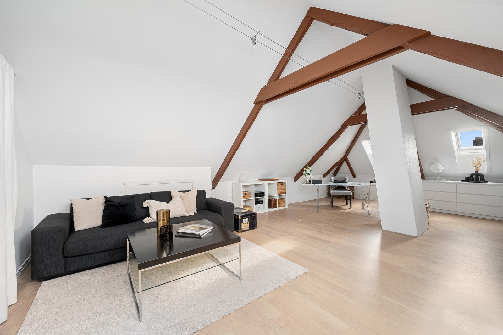 Romslig loftsue med god plass til flere sittegrupper. Galleribilde