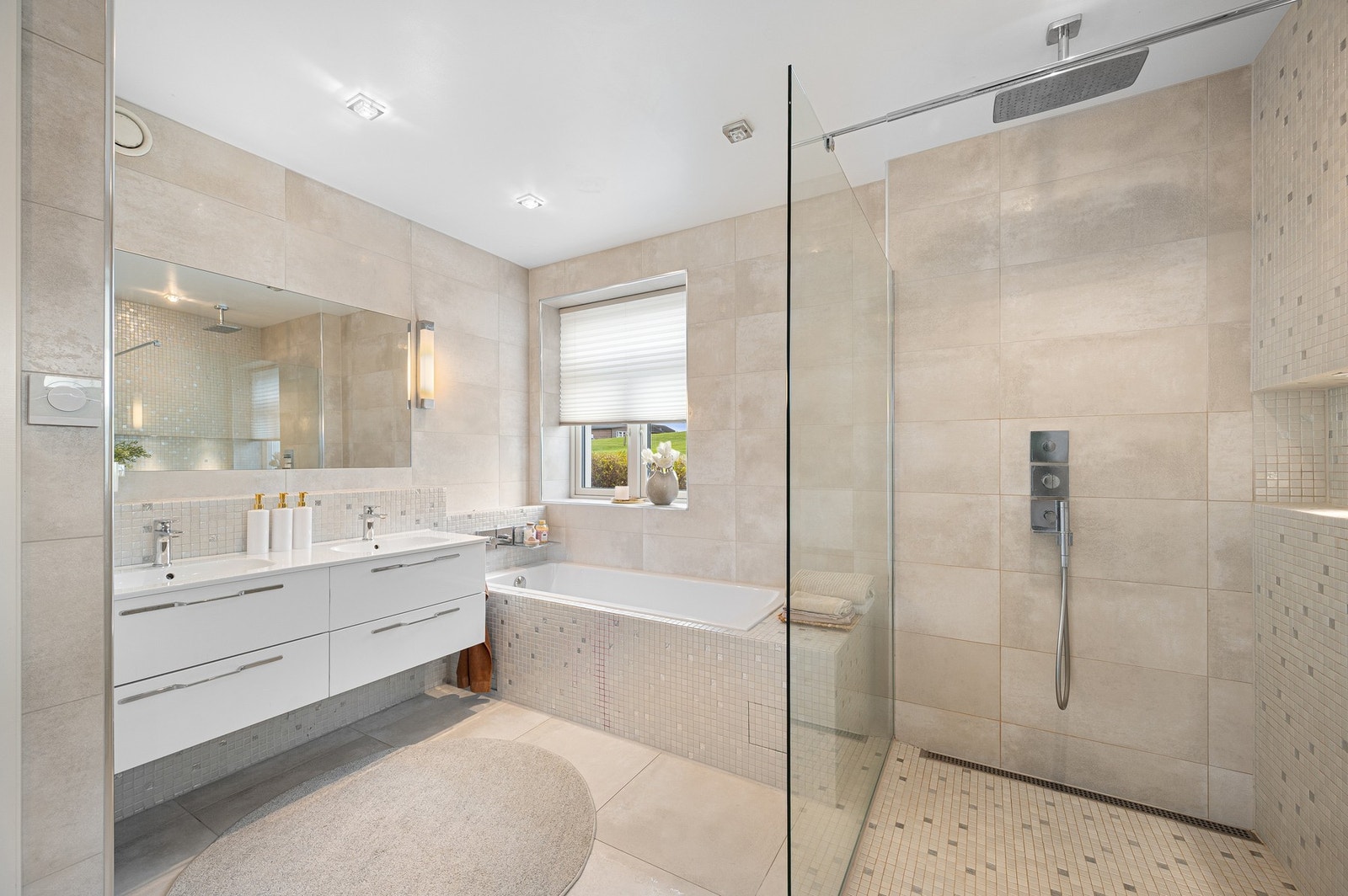 Stilrent og romslig baderom fra 2012. Galleribilde