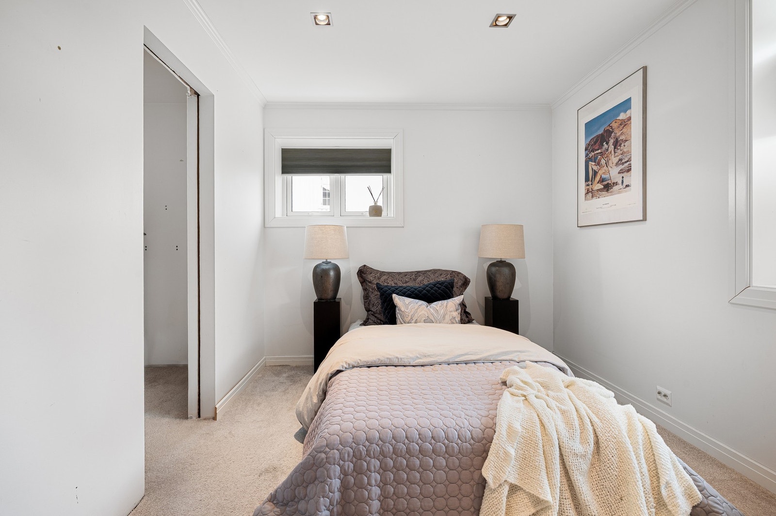 Soverommet har direkte tilgang til walk-in garderobe. Galleribilde