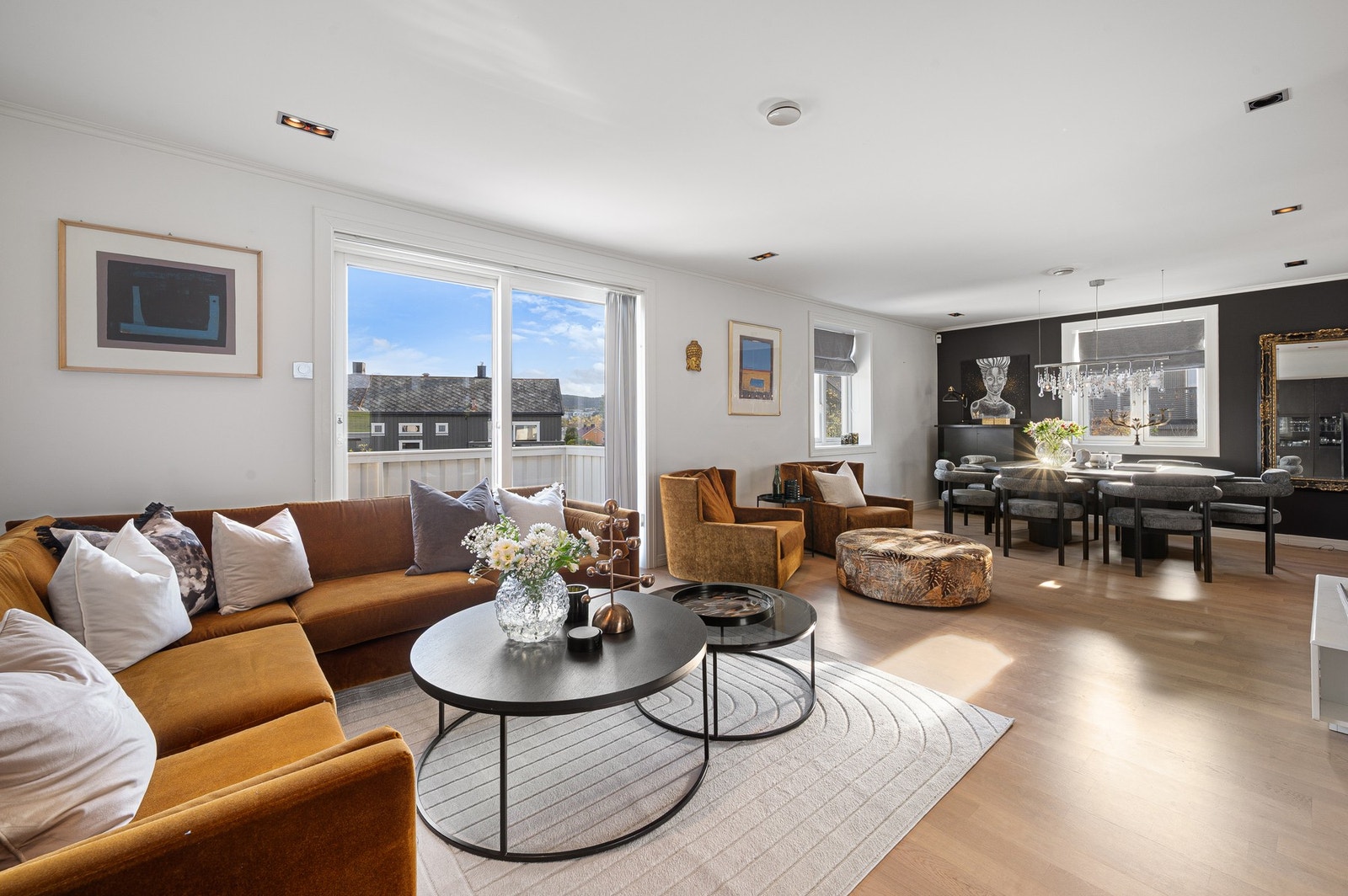 Fra stuen har du direkte utgang til balkongen. Galleribilde