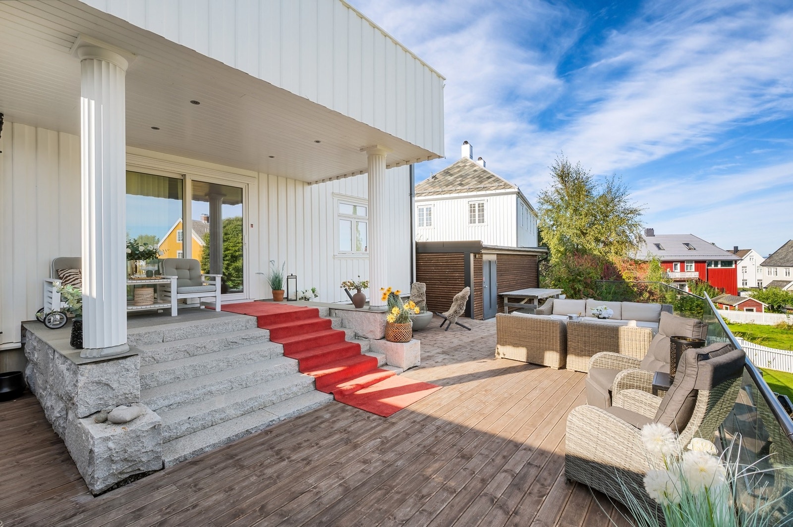 Uteplassen er gjennomtenkt til den minste detalj, her får du gode sosiale soner. Galleribilde