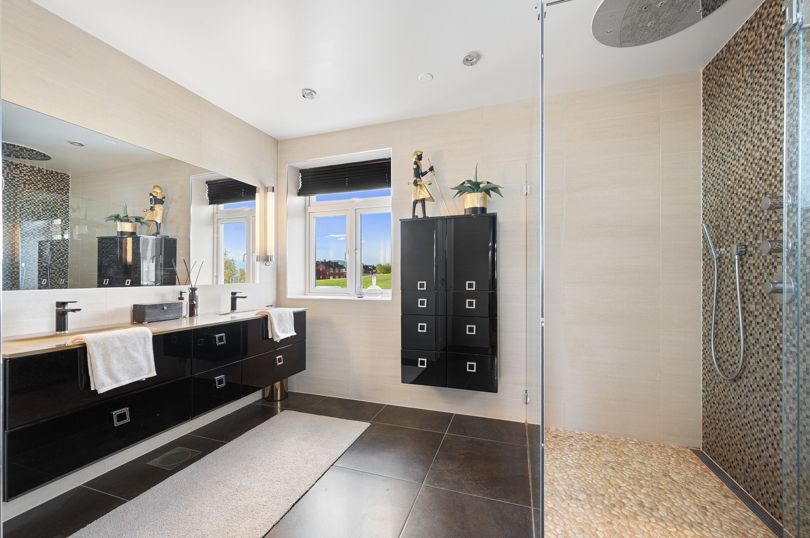 Nydelig baderom i 2.etasje som ble oppgradert i 2012. Galleribilde