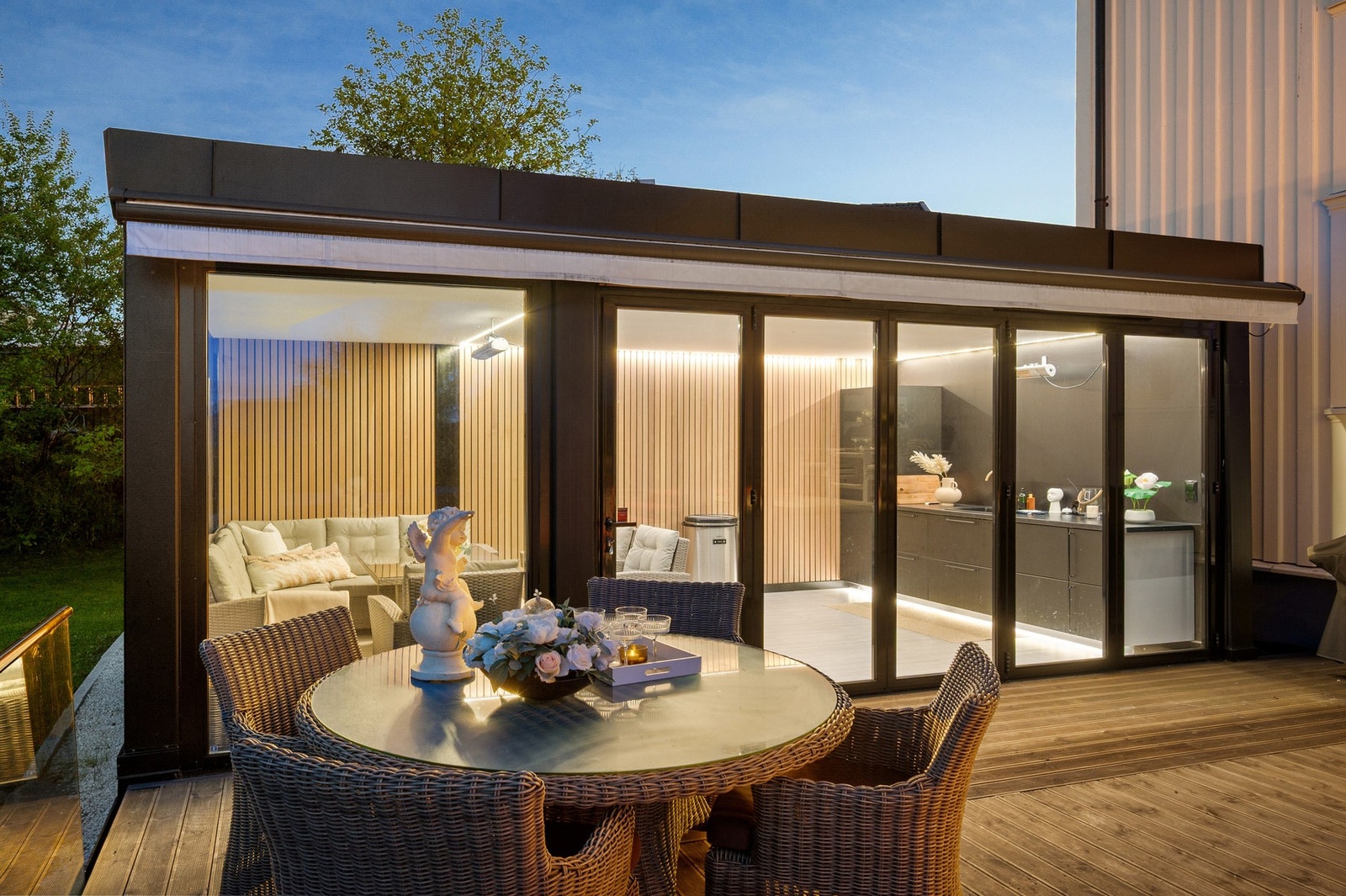 Særdeles lekker vinterhage og opparbeidet uteområde. Galleribilde