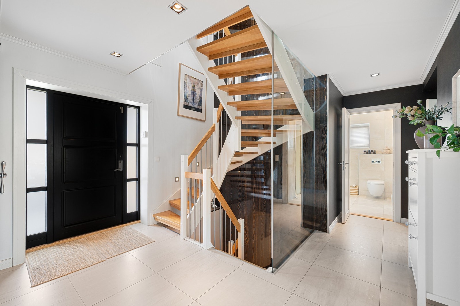 1.etasje består av en innbydende hall på 21 kvadratmeter, tre store soverom, ekstra stue, bad og walk-in garderobe. Galleribilde